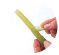 ふきははじめに上部1cm 程度の筋をすべてはがしあとでまとめてむくと早い。